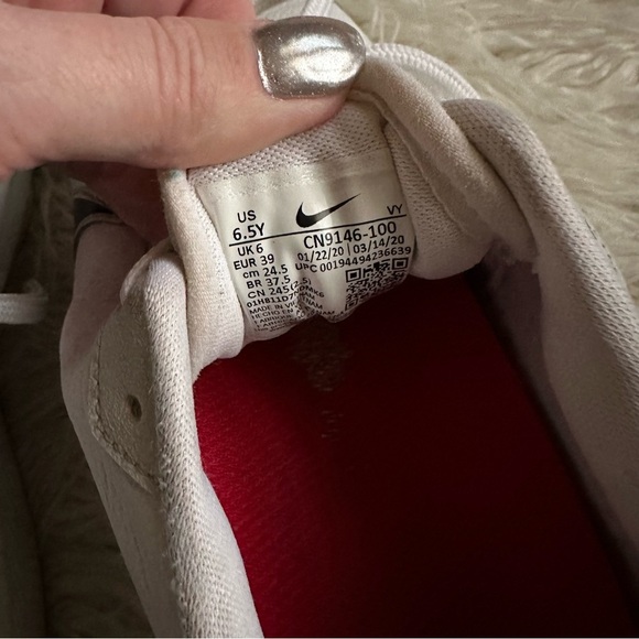 NIKE white leather dad sneaker tennis shoe